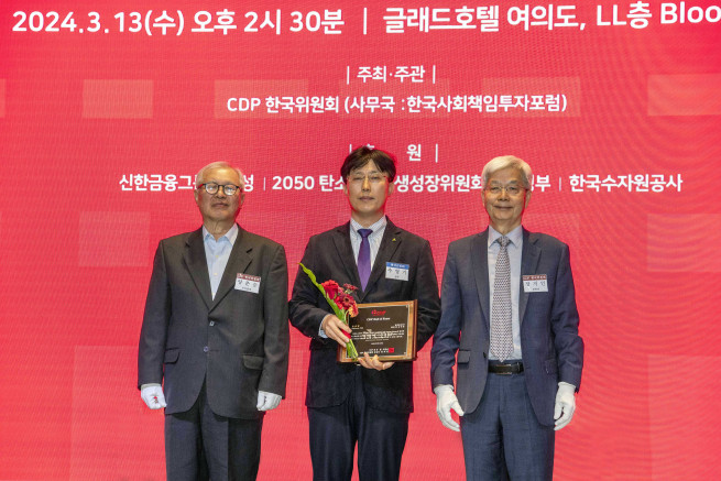 ▲추영기 현대건설 안전사업지원실장(가운데)이 '2023 CDP 코리아 어워드' 시상식에서 CDP 한국위원회 주요 관계자들과 기념사진을 촬영하고 있다. (사진제공=현대건설)