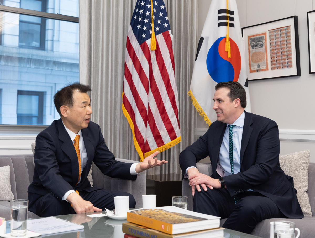 ▲정은보 한국거래소 이사장(사진 왼쪽)은 뉴욕증권거래소(NYSE)를 방문하여 존 터틀 NYSE 부이사장(사진 오른쪽)과 양국 자본시장 현안에 대해 의견을 교환하고 있다. (사진=한국거래소)