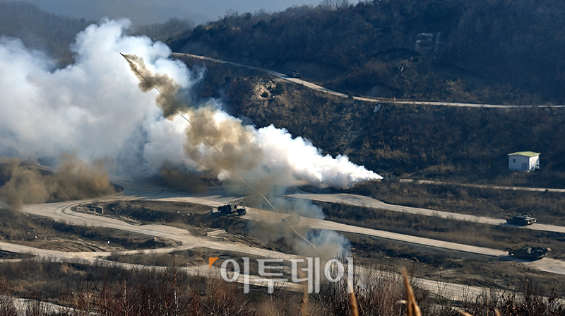 ▲14일 경기 포천 승진훈련장에서 2024 FS/TIGER 일환으로 실시된 한미 연합 통합화력훈련에서 육군 수도기계화보병사단과 미2사단으로 구성된 한미 공병부대의 M1150 ABV, K1A2전차가 미클릭 사격으로 복합장애물을 제거하고 통로를 개척하고 있다. 사진공동취재단