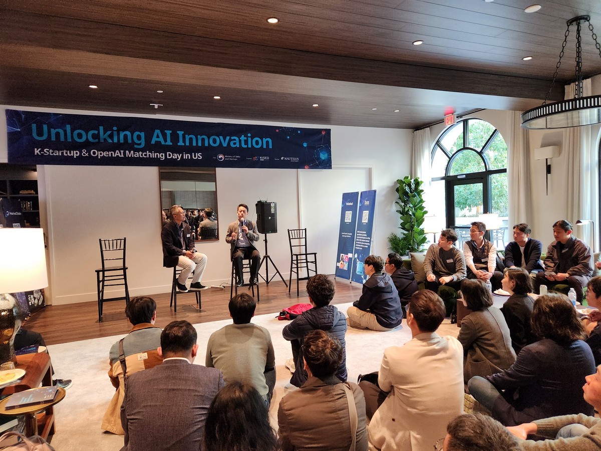 ▲임정욱 중소벤처기업부 창업벤처혁신실장이 14일 미국 샌머테이오에서 열린 ‘Unlocking AI Innovation’ 행사에서 음재훈 트랜스링크 캐피탈 대표와 스타트업의 글로벌 진출에 대해 담화(fireside chat)를 나누고 있다. (사진제공=중소벤처기업부)