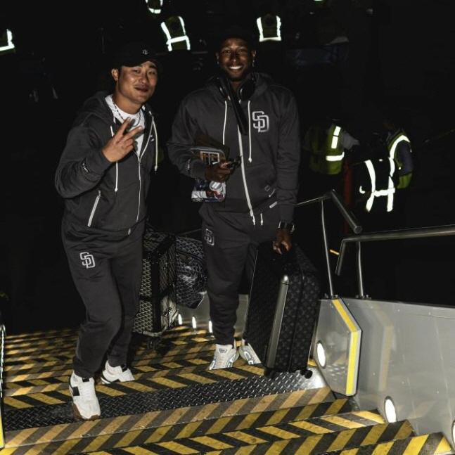 ▲샌디에이고 파드리스의 김하성(왼쪽)이 14일(한국시간) 미국 애리조나 피닉스 공항에서 인천국제공항으로 향하는 구단 전세기에 오르고 있다. (제공=샌디에이고 파드리스 소셜 미디어 캡처)