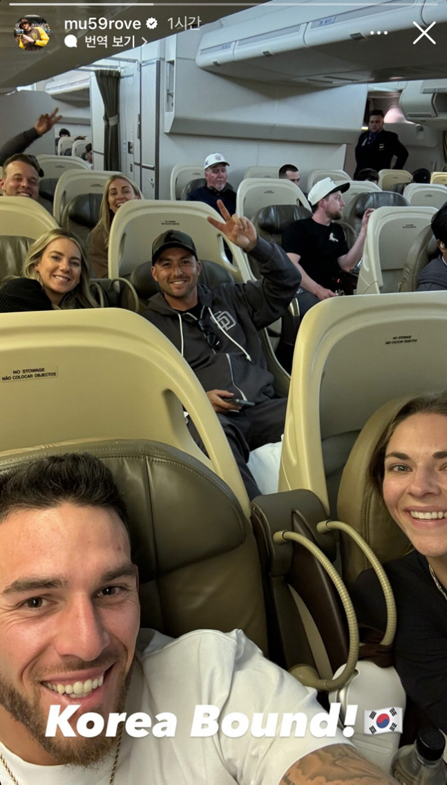 ▲한국행 전세기에 탑승해 포즈를 취한 샌디에이고 선수들. (제공==조 머스그로브 SNS 캡처)