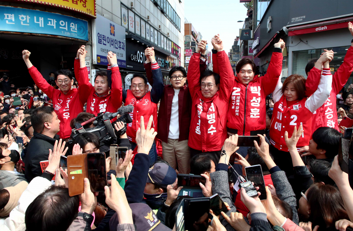 ▲한동훈 국민의힘 비상대책위원장이 14일 부산 북구 구포시장을 방문해 지역의 총선 후보들과 함께 시민들에게 인사하고 있다. (뉴시스)