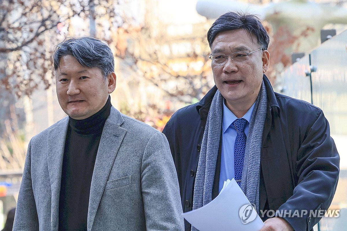 ▲ 김창수 전국의과대학교수협의회 비상대책위원장(왼쪽)과 법률 대리인 이병철 변호사가 14일 오후 서초구 서울행정법원에서 협의회가 보건복지부 장관과 교육부 장관을 상대로 낸 의대 증원 취소소송·집행정지 가처분 신청과 관련해 입장을 밝힌 뒤 1심 집행정지 심문에 출석하고 있다.앞서 서울행정법원 행정11부(김준영 부장판사)는 집행정지 심문기일을 이날 오후로 지정했다. 협의회는 지난 5일 의대 입학정원 증원 취소소송을 제기하고 집행정지를 신청한 바 있다.  (연합뉴스)