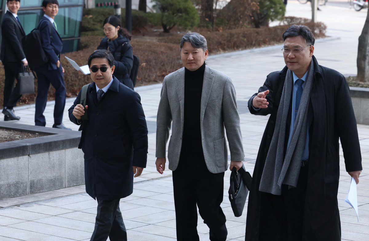 ▲김창수(가운데) 전국의과대학교수협의회(전의교협) 회장이 14일 서울 서초구 서울행정법원에서 열린 의대 입학정원 증원 처분에 대한 집행정지 소송 심문기일에 출석하고 있다. 오른쪽은 전의교협 법률대리인 이병철 변호사. 신태현 기자 holjjak@