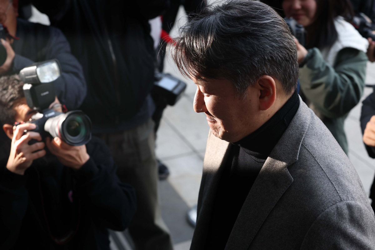 ▲김창수 전국의과대학교수협의회(전의교협) 회장이 14일 서울 서초구 서울행정법원에서 열린 의대 입학정원 증원 처분에 대한 집행정지 소송 심문기일에 출석하고 있다. 신태현 기자 holjjak@