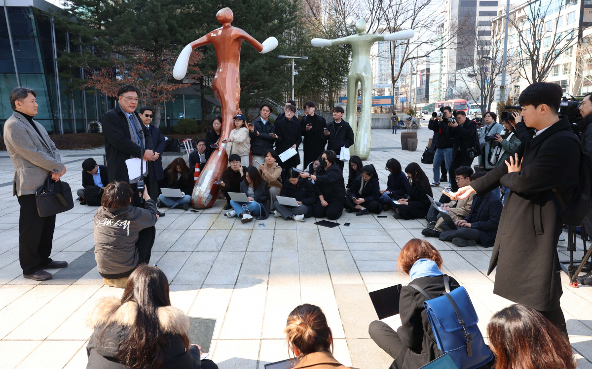 ▲전국의과대학교수협의회(전의교협) 법률대리인 이병철 변호사가 14일 서울 서초구 서울행정법원에서 열린 의대 입학정원 증원 처분에 대한 집행정지 소송 심문기일에 출석하기 앞서 입장을 밝히고 있다. 왼쪽은 김창수 전의교협 회장. 신태현 기자 holjjak@