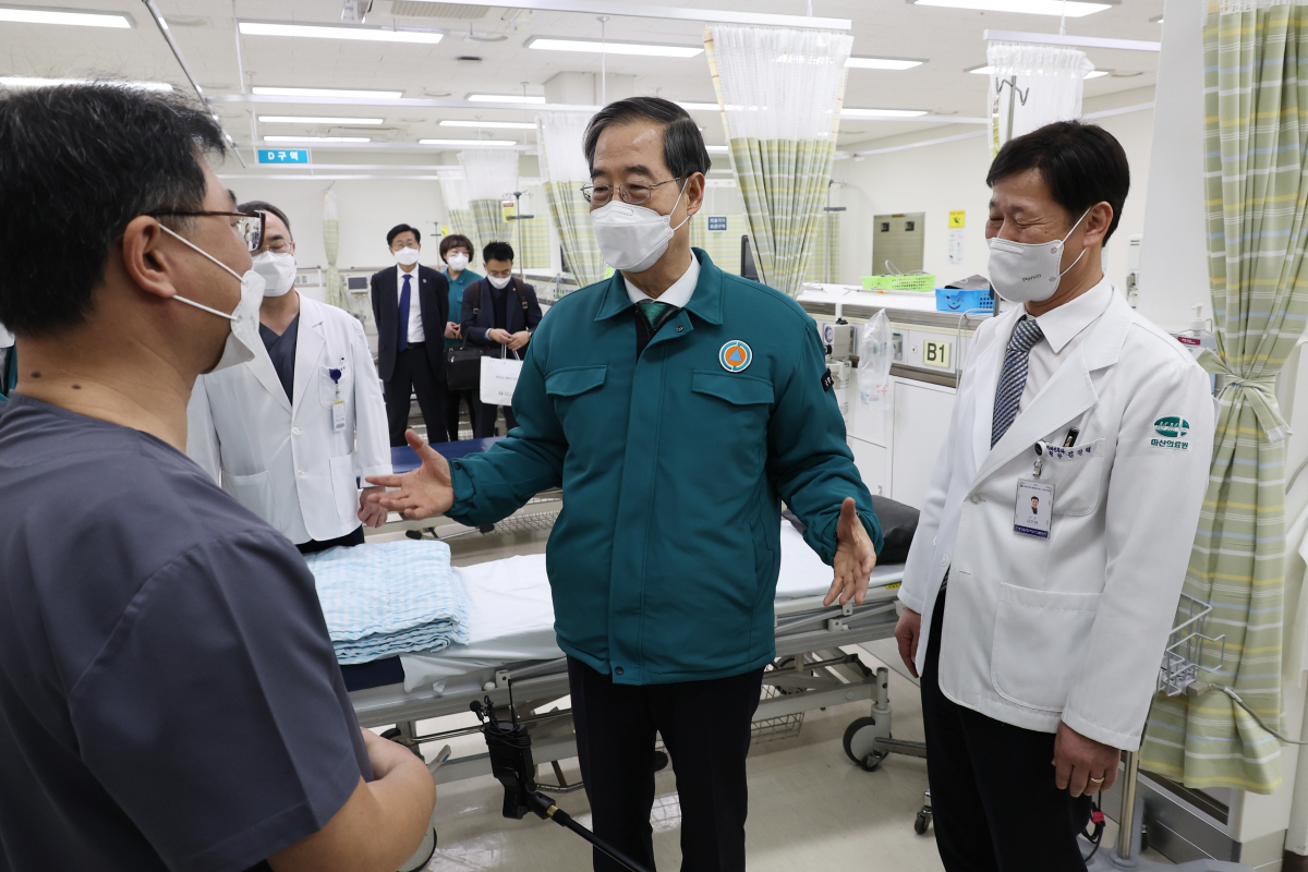 ▲의대 증원을 둘러싸고 의정 간 갈등이 계속되고 있는 15일 한덕수 국무총리가 공공의료 기관인 경남 창원시 마산합포구 마산의료원 응급실을 찾아 의료진을 격려하고 있다. (연합뉴스)