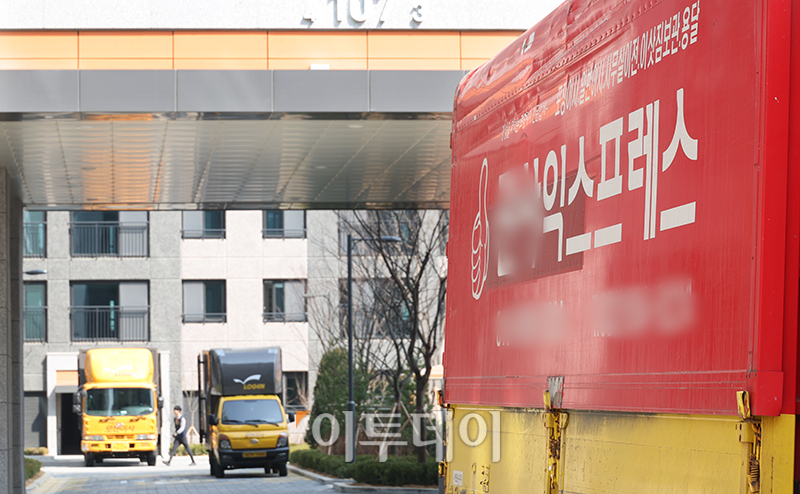 ▲15일 김포공항 주변 고도제한을 위반해 두 달간의 재시공을 마친 경기 김포 고촌 양우내안애 아파트의 입주가 본격적으로 시작된 가운데 아파트 단지에 이삿짐 차량이 들어서고 있다. 고이란 기자 photoeran@