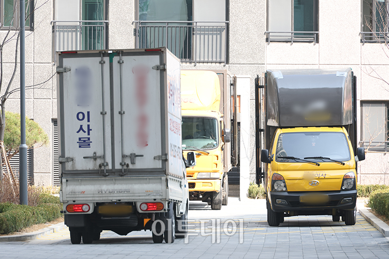 ▲15일 김포공항 주변 고도제한을 위반해 두 달간의 재시공을 마친 경기 김포 고촌 양우내안애 아파트의 입주가 본격적으로 시작된 가운데 아파트 단지에 이삿짐 차량이 들어서고 있다. 고이란 기자 photoeran@