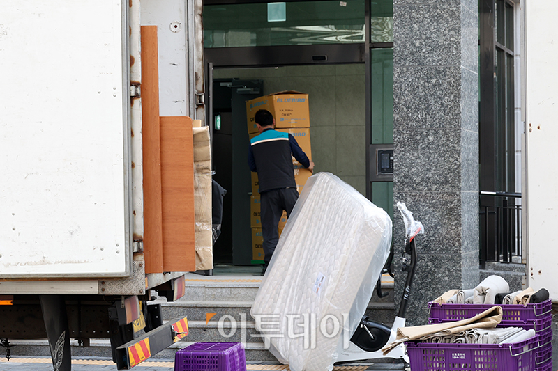 ▲15일 김포공항 주변 고도제한을 위반해 두 달간의 재시공을 마친 경기 김포 고촌 양우내안애 아파트의 입주가 본격적으로 시작된 가운데 아파트 단지에 이삿짐 차량이 들어서고 있다. 고이란 기자 photoeran@