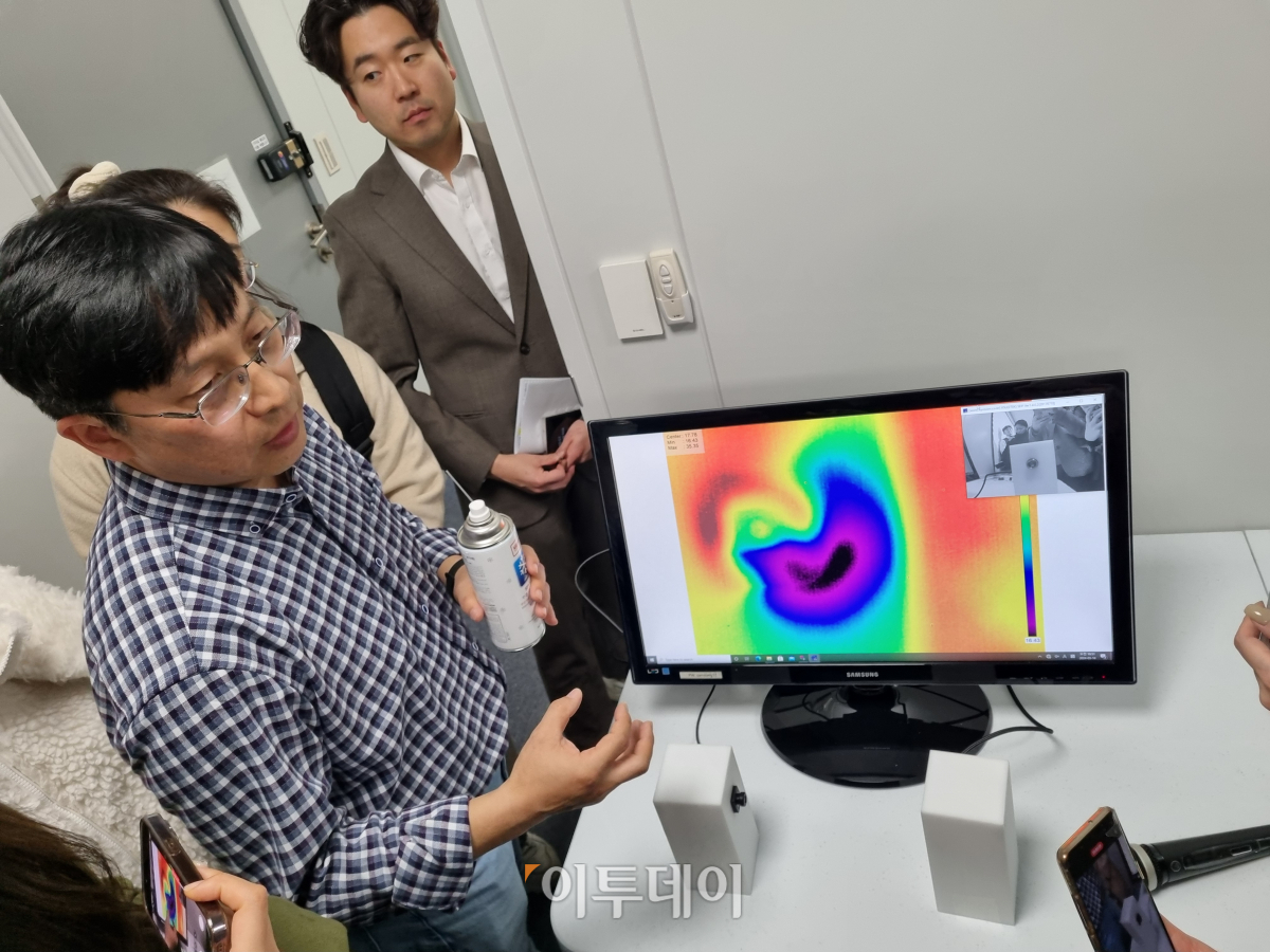 ▲이재찬 삼성전기 광학통신솔루션사업부 전장광학개발그룹 프로가 렌즈 히터 기술에 관해 소개하고 있다.  (박민웅 기자 pmw7001@)