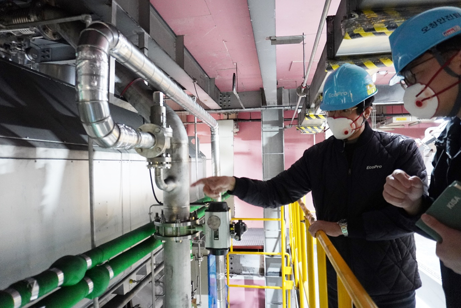 ▲에코프로 EHS지원실 임직원들이 생산현장의 시설을 점검하는 모습. (사진제공=에코프로)