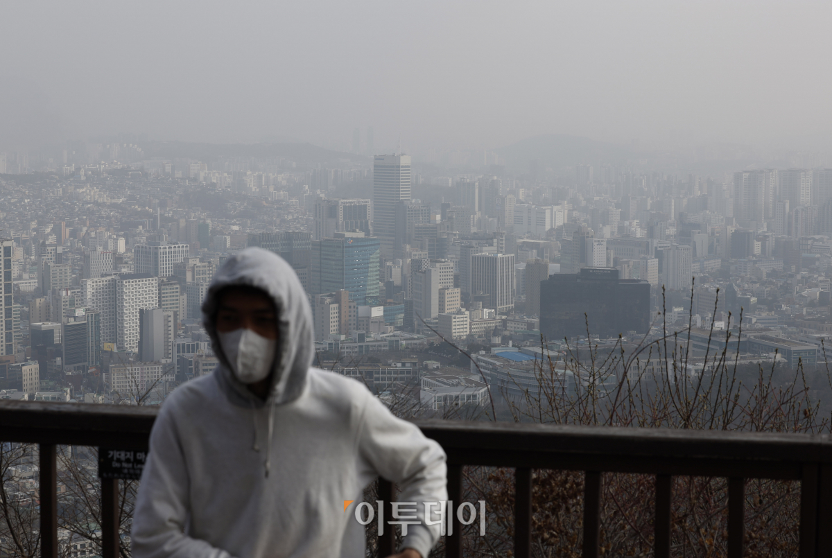 ▲몽골 동쪽에서 발원한 황사가 국내에 도달하며 올봄 첫 황사가 유입된 17일 서울 남산에서 바라본 서울 도심이 뿌옇게 보이고 있다. 조현호 기자 hyunho@