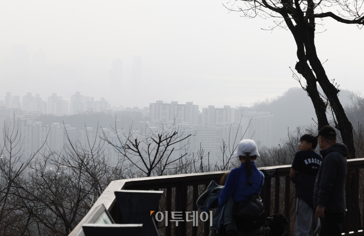 ▲몽골 동쪽에서 발원한 황사가 국내에 도달하며 올봄 첫 황사가 유입된 17일 서울 남산에서 바라본 서울 도심이 뿌옇게 보이고 있다. 조현호 기자 hyunho@