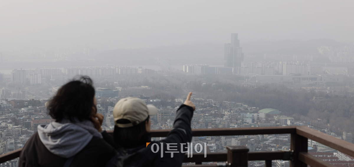 ▲몽골 동쪽에서 발원한 황사가 국내에 도달하며 올봄 첫 황사가 유입된 17일 서울 남산에서 바라본 서울 도심이 뿌옇게 보이고 있다. 조현호 기자 hyunho@