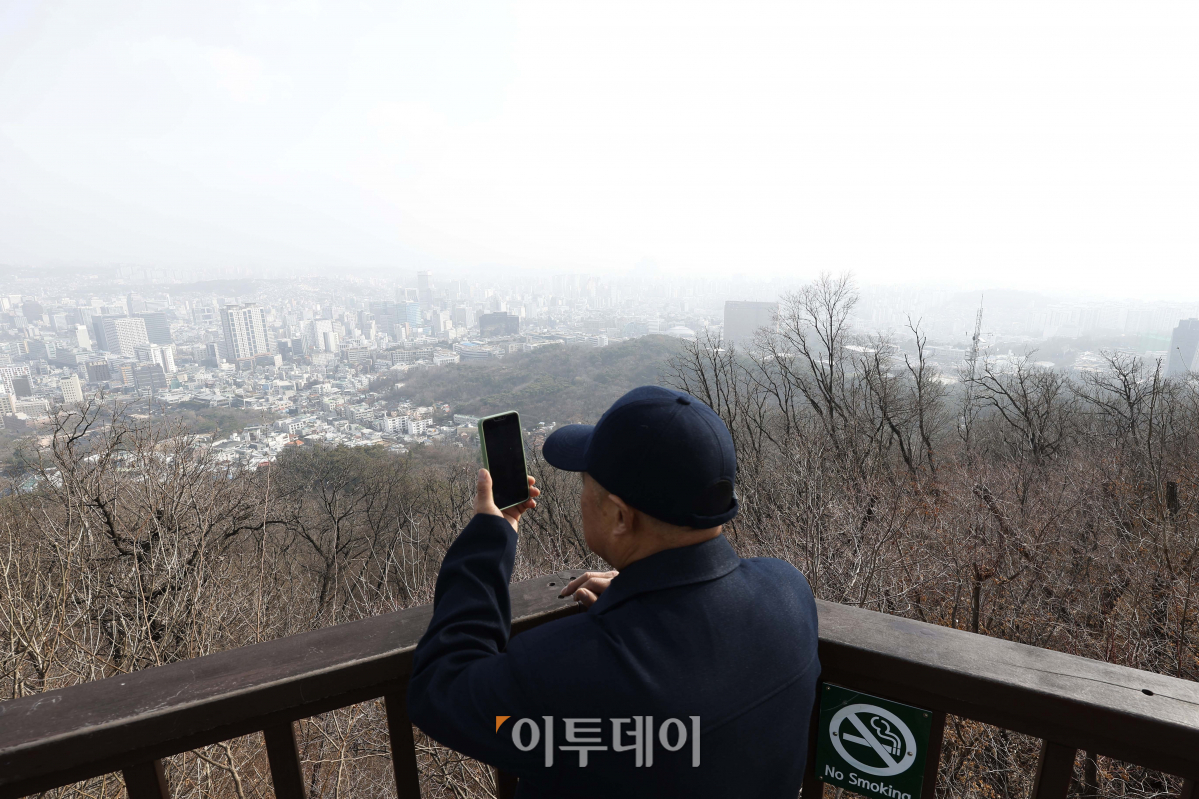 ▲몽골 동쪽에서 발원한 황사가 국내에 도달하며 올봄 첫 황사가 유입된 17일 서울 남산에서 바라본 서울 도심이 뿌옇게 보이고 있다. 조현호 기자 hyunho@