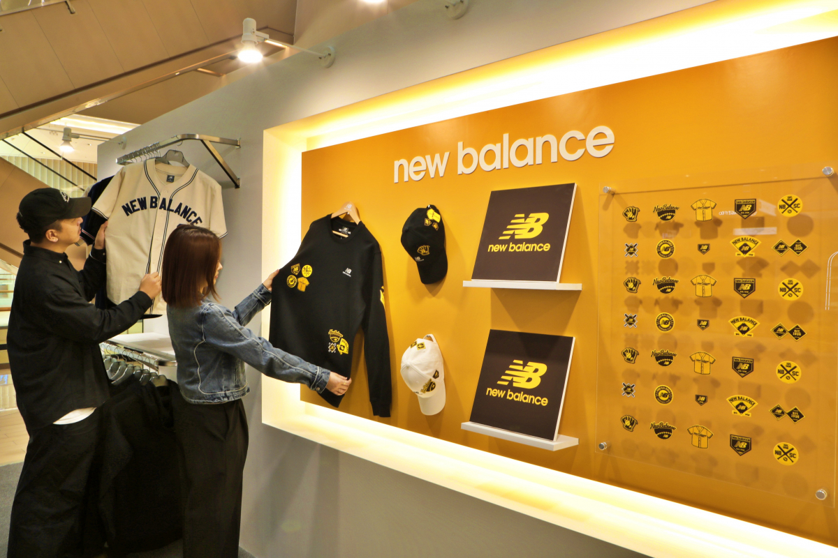 ▲고객들이 서울 송파구 잠실 롯데월드몰 1층 아트리움 광장에서 진행 중인 '서울시리즈' 팝업을 즐기고 있다.  (사진제공=롯데백화점)