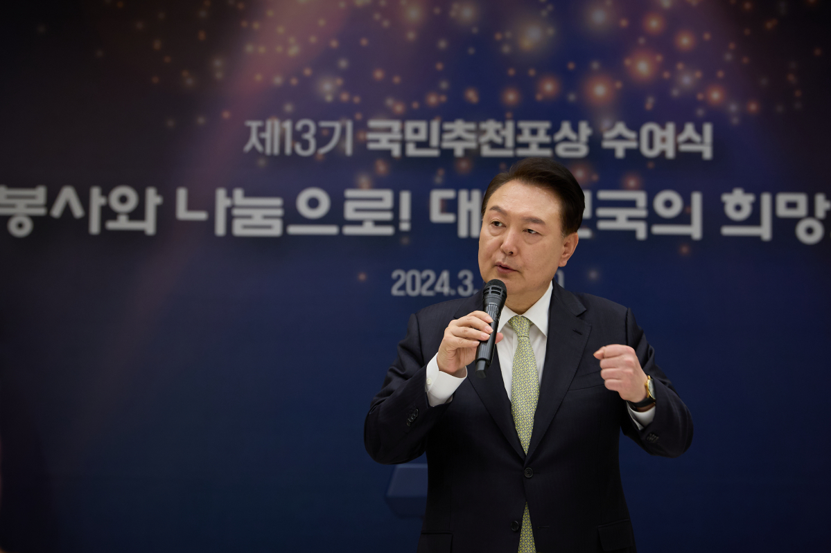 ▲윤석열 대통령이 15일 서울 용산 대통령실 청사에서 열린 제13기 국민추천포상 수여식에서 마무리 발언을 하고 있다. (연합뉴스)