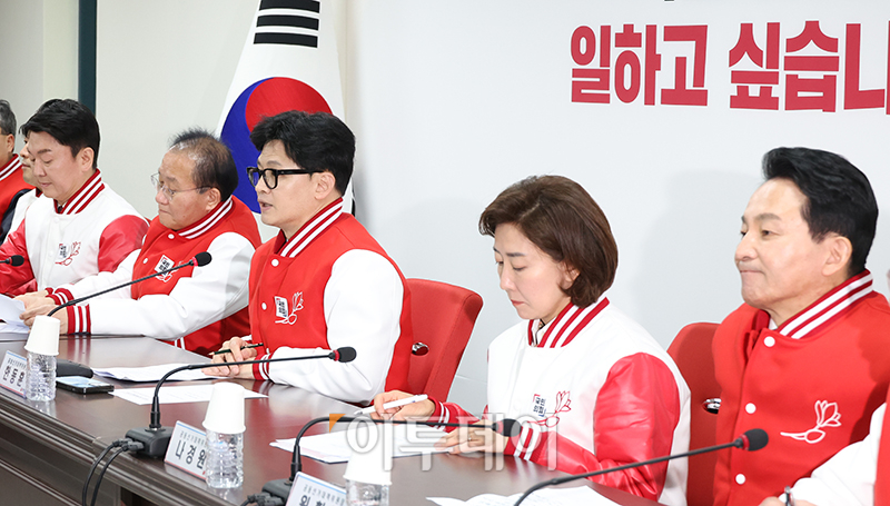 ▲한동훈 총괄선거대책위원장이 17일 서울 여의도 중앙당사 대회의실에서 열린 국민의힘 첫 중앙선거대책위원장 회의에서 발언을 하고 있다. 왼쪽부터 안철수, 윤재옥, 한 위원장, 나경원, 원희룡 공동선거대책위원장. 고이란 기자 photoeran@