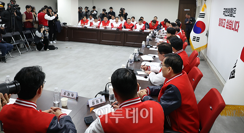 ▲17일 서울 여의도 중앙당사 대회의실에서 국민의힘 첫 중앙선거대책위원장 회의가 열리고 있다. 이날 회의에는 한동훈 총괄선거대책위원장을 비롯해 안철수, 윤재옥, 나경원, 원희룡 공동선거대책위원장이 참석했다. 고이란 기자 photoeran@
