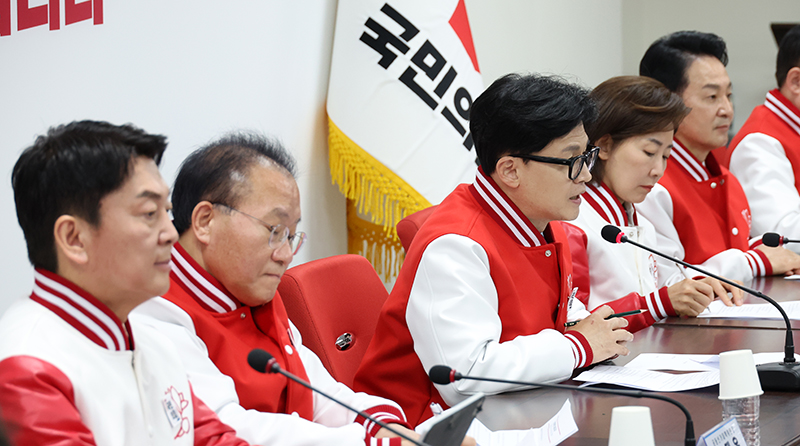 ▲한동훈 총괄선거대책위원장이 17일 서울 여의도 중앙당사 대회의실에서 열린 국민의힘 첫 중앙선거대책위원장 회의에서 발언을 하고 있다. 왼쪽부터 안철수, 윤재옥, 한 위원장, 나경원, 원희룡 공동선거대책위원장. 고이란 기자 photoeran@
