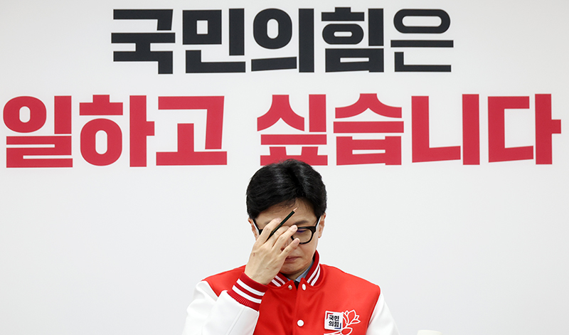 ▲한동훈 총괄선거대책위원장이 17일 서울 여의도 중앙당사 대회의실에서 열린 국민의힘 첫 중앙선거대책위원장 회의에 참석하고 있다. 고이란 기자 photoeran@