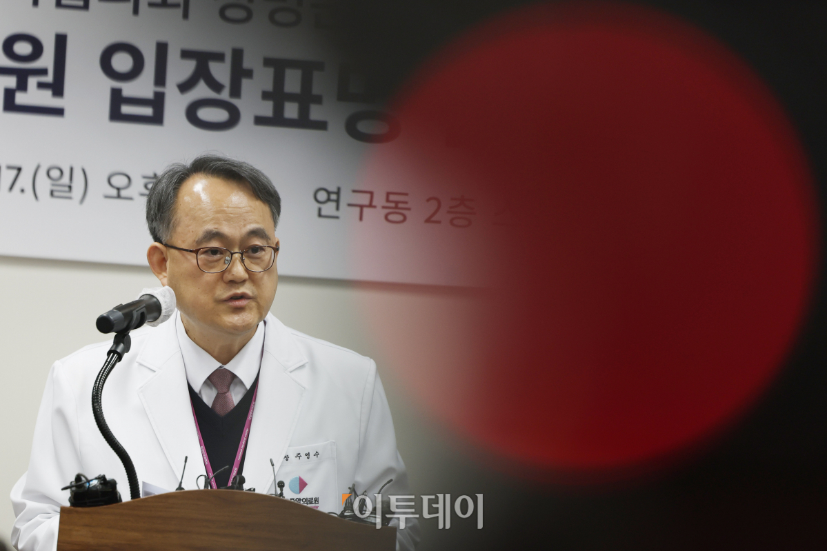 ▲주영수 국립중앙의료원장이 17일 서울 중구 국립중앙의료원에서 전문의협의회 성명문 발표에 대한 국립중앙의료원 입장표명 긴급 기자간담회에서 입장문 발표를 하고 있다. 조현호 기자 hyunho@