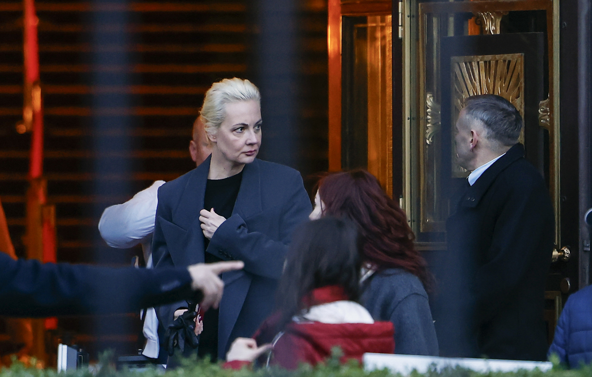 ▲알렉세이 나발니의 미망인 율리아 나발나야(가운데)가 17일(현지시간) 독일 베를린 주재 러시아 대사관에서 러시아 대선 투표를 한 후 떠나고 있다. 베를린/EPA연합뉴스