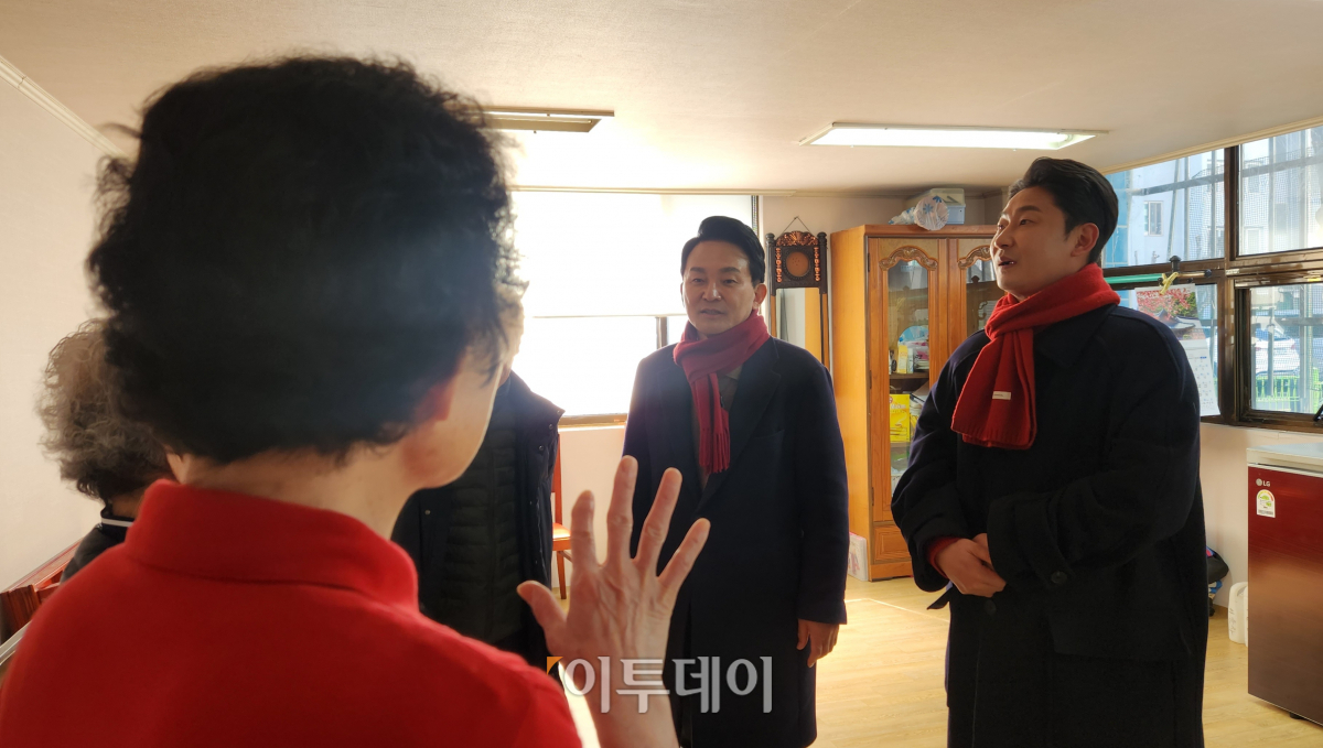 ▲계양을에 출마한 원희룡 전 국토교통부 장관이 18일 오전 용종동 소재 한 노인정에서 어르신들과 대화하고 있다. (김은재 기자. silverash@)