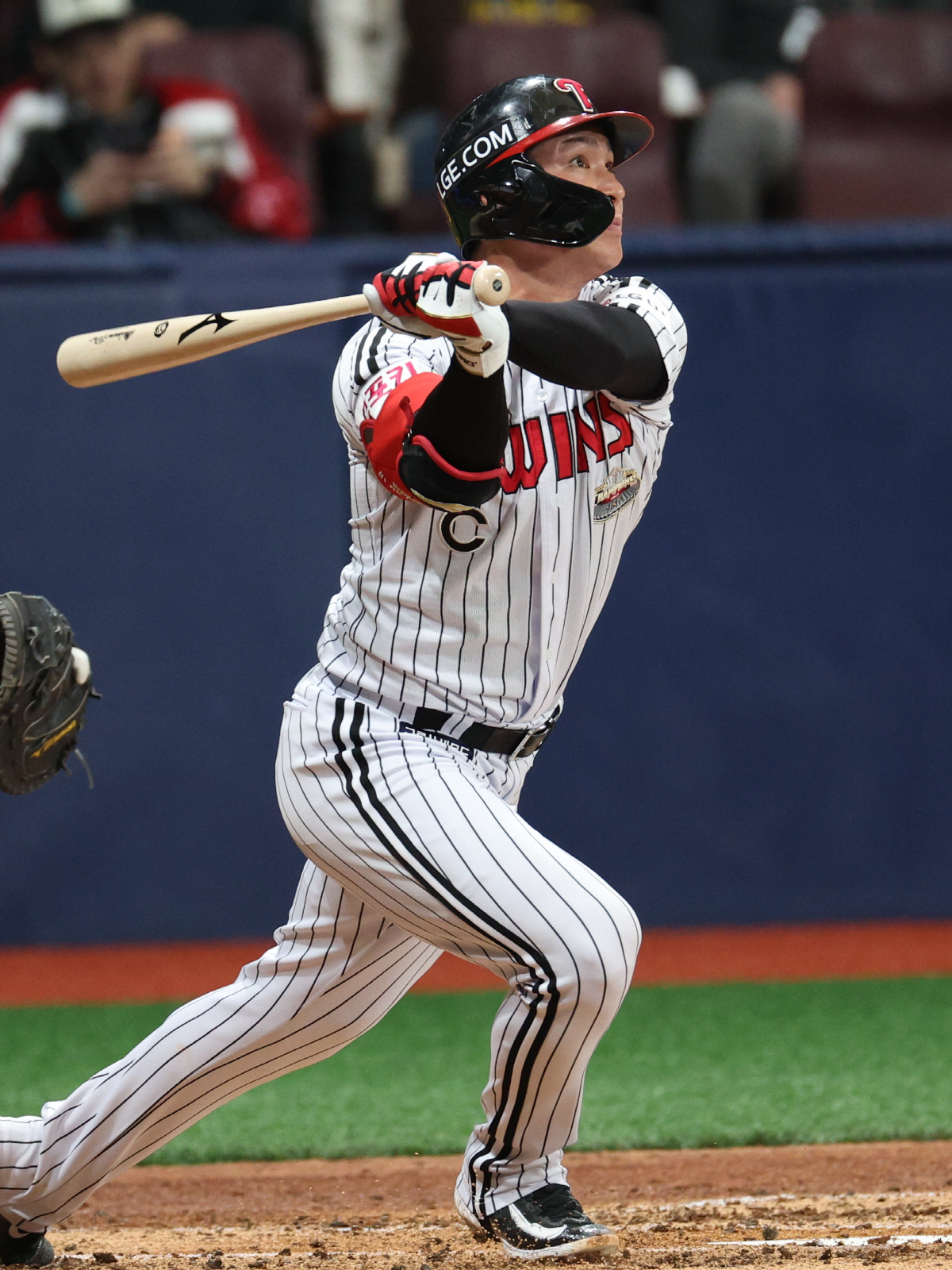 ▲18일 서울 고척스카이돔에서 미국프로야구(MLB) 공식 개막시리즈를 앞두고 열린 LG 트윈스 대 샌디에이고 파드리스 연습 경기. 2회말 1사에 LG 오지환이 샌디에이고 딜런 시즈를 상대로 솔로 홈런을 때려내고 있다.(연합뉴스)
