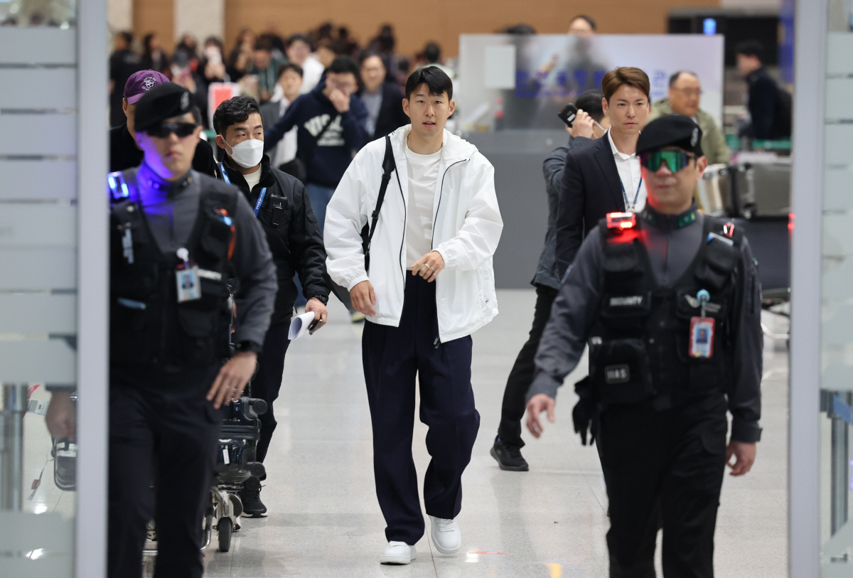 ▲대한민국 축구 국가대표팀 주장 손흥민이 18일 오후 인천국제공항 2터미널을 통해 입국하고 있다. 손흥민을 비롯한 축구 국가대표팀은 오는 21일 서울월드컵경기장에서 태국과 2026 국제축구연맹(FIFA) 북중미월드컵 아시아지역 2차 예선전을 치른다.(뉴시스)
