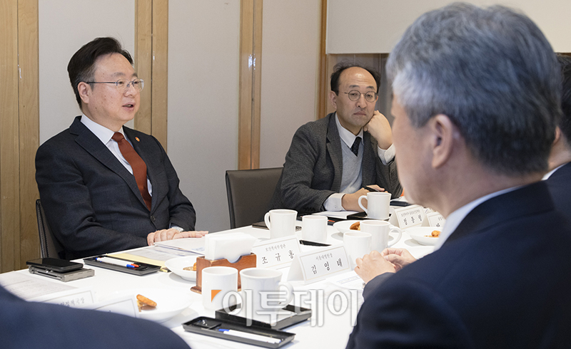 ▲조규홍 보건복지부 장관이 18일 서울 중구 한 음식점에서 열린 서울 주요 5대 대형 병원장과의 간담회에 참석하고 있다. (사진제공=보건복지부)