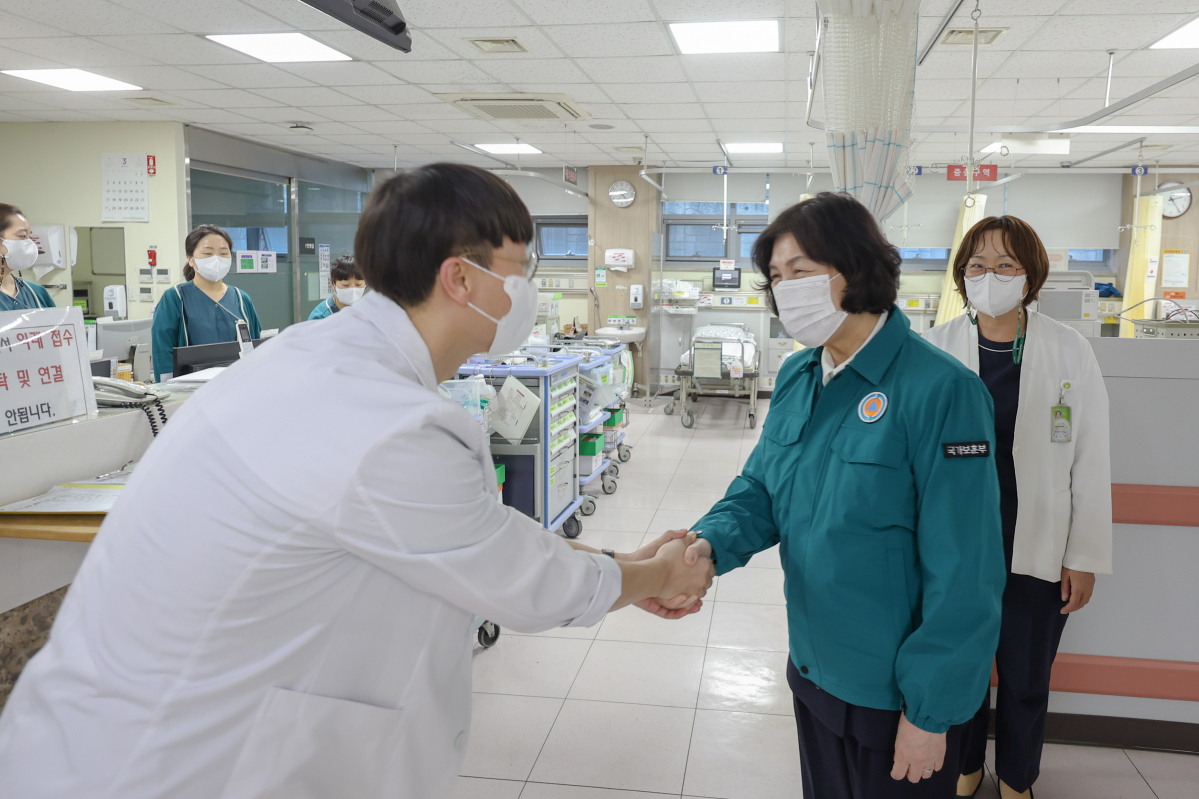 ▲강정애 국가보훈부 장관이 15일 부산 사상구 부산보훈병원을 방문, 의료계 집단행동 관련 비상 진료체계 대응 현황을 점검하기 위해 응급실을 찾아 직원을 격려하고 있다. (연합뉴스)