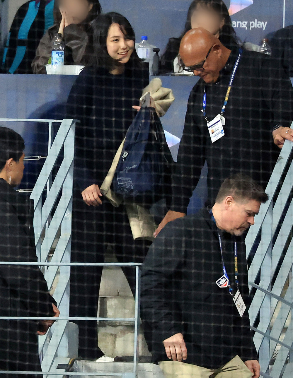 ▲18일 서울 고척스카이돔에서 열린 팀 코리아와 로스앤젤레스(LA) 다저스의 미국 프로야구(MLB) 서울시리즈 연습 경기. 오타니 쇼헤이의 아내 다나카 마미코가 경기장을 빠져나가고 있다.  (연합뉴스)