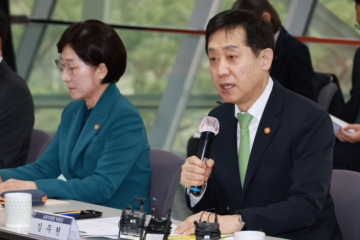 ▲김주현(오른쪽) 금융위원장이 19일 오전 서울 상암동 서울에너지드림센터에서 열린 '기후위기 대응을 위한 금융지원 관련 은행장 간담회'에서 모두발언을 하고 있다. (사진제공=금융위원회)
