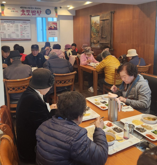 ▲서울 마포구 연남동 효도밥상 1호점에서 어르신들이 식사를 하고 있다. (김채빈 기자 chaebi@)