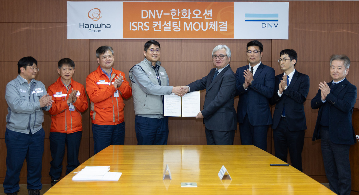▲이길섭 한화오션 조선소장 부사장(왼쪽에서 네번째)과 이장섭 DNV 비즈니스 어슈어런스 코리아 대표이사(왼쪽에서 다섯번째) 등 양사 관계자들이 ISRS 등급 평가 컨설팅 양해각서를 체결 한 후 기념 촬영을 하고 있다. (사진제공=한화오션)