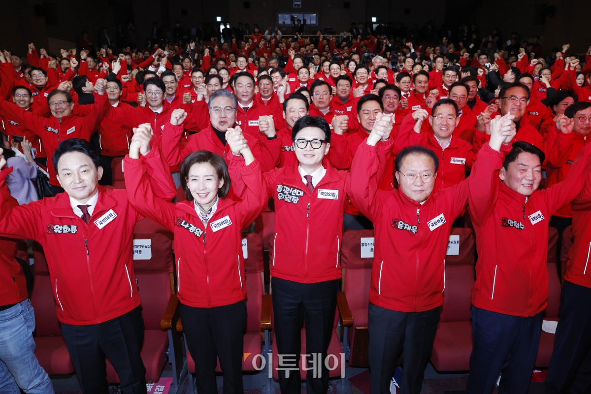 ▲한동훈 국민의힘 총괄선거대책위원장이 19일 서울 여의도 국회 의원회관에서 열린 제22대 국회의원선거 국민의힘 중앙선대위 발대식 및 공천자대회에서 참석자들과 함께 손을 맞잡고 포즈를 취하고 있다. 조현호 기자 hyunho@