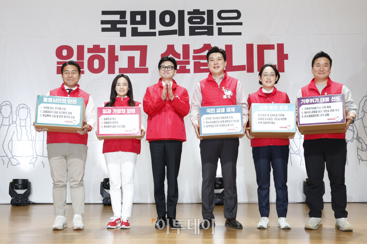 ▲한동훈 국민의힘 총괄선거대책위원장이 19일 서울 여의도 국회 의원회관에서 열린 제22대 국회의원선거 국민의힘 중앙선대위 발대식 및 공천자대회에서 후보들에게 공약이 담긴 국민택배를 전달한 후 기념촬영을 하고 있다. 조현호 기자 hyunho@