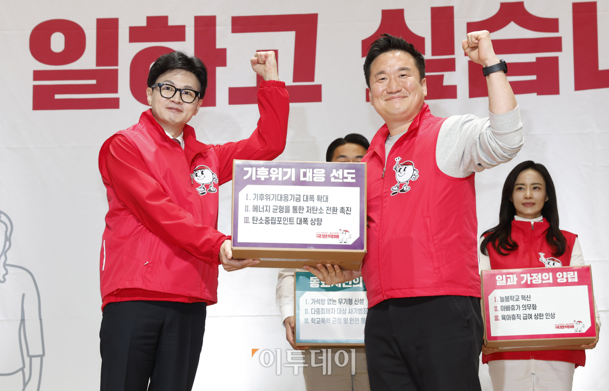 ▲한동훈 국민의힘 총괄선거대책위원장이 19일 서울 여의도 국회 의원회관에서 열린 제22대 국회의원선거 국민의힘 중앙선대위 발대식 및 공천자대회에서 후보들에게 공약이 담긴 국민택배를 전달하고 있다. 조현호 기자 hyunho@