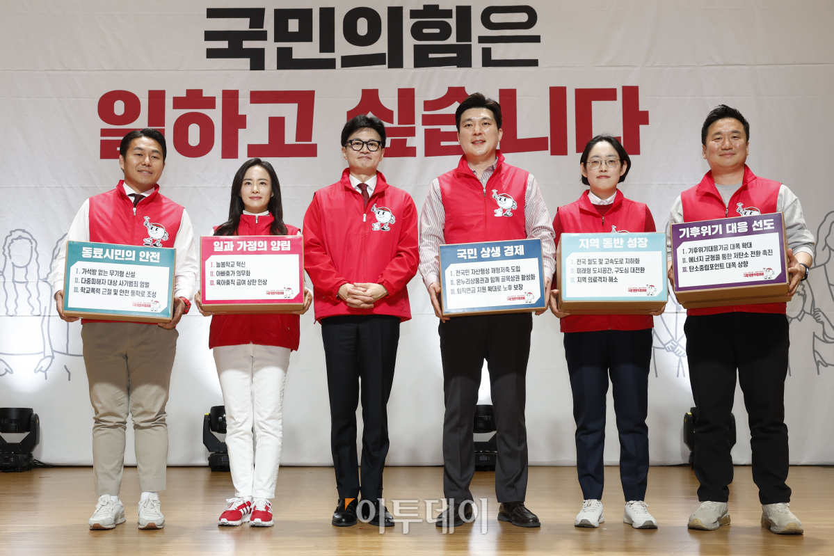 ▲한동훈 국민의힘 총괄선거대책위원장이 19일 서울 여의도 국회 의원회관에서 열린 제22대 국회의원선거 국민의힘 중앙선대위 발대식 및 공천자대회에서 후보들에게 공약이 담긴 국민택배를 전달한 후 기념촬영을 하고 있다. 조현호 기자 hyunho@