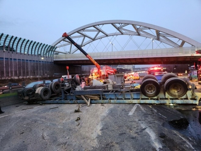 ▲19일 오전 6시쯤 경부고속도로 판교 분기점 부근 서울 방면 도로에서 대형 트럭 2대가 충돌하는 사고가 났다. 출처=경기도소방재난본부