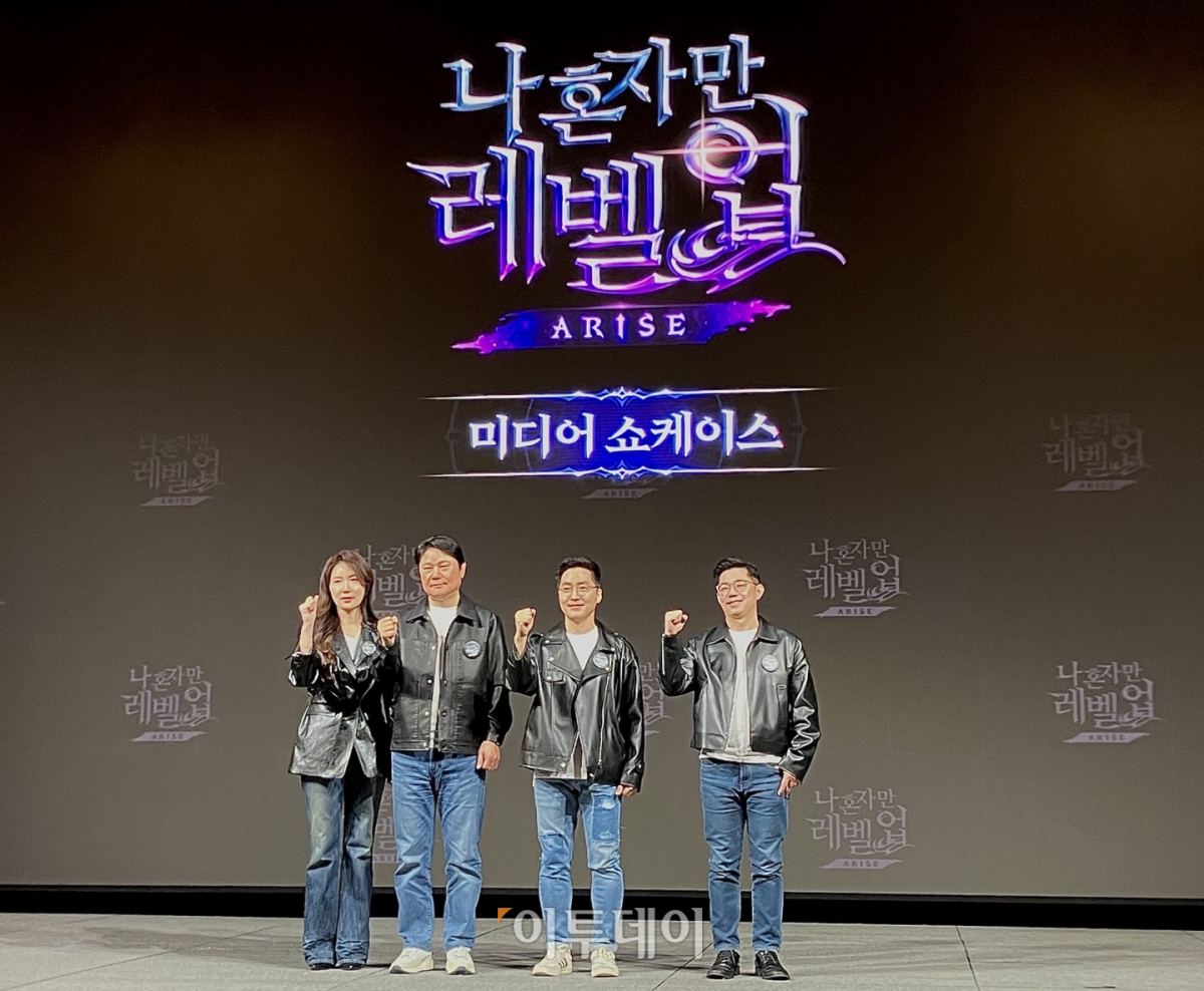 ▲넷마블은 19일 서울 구로구 지타워에서 '나 혼자만 레벨업' IP기반 최초 게임 나 혼자만 레벨업:어라이즈의 미디어 쇼케이스를 개최했다. (사진 왼쪽부터) 조신화 넷마블 사업그룹장, 권영식 넷마블·넷마블네오 대표, 김준성 넷마블네오 개발총괄 본부장, 진성건 넷마블네오 개발PD (임유진 기자 newjean@)