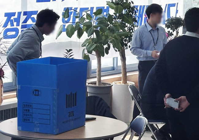 ▲<YONHAP PHOTO-2886> 검찰, 민주당 정준호 후보 압수수색    (광주=연합뉴스) 천정인 기자 = 6일 오전 광주 북구갑 더불어민주당 정준호 국회의원 후보 선거 사무실에서 검찰 압수수색이 이뤄지고 있다. 정 후보는 경선 과정에서 불법 전화방을 운영한 의혹으로 고발당했다. 2024.3.6    iny@yna.co.kr/2024-03-06 11:28:46/<저작권자 ⓒ 1980-2024 ㈜연합뉴스. 무단 전재 재배포 금지, AI 학습 및 활용 금지>