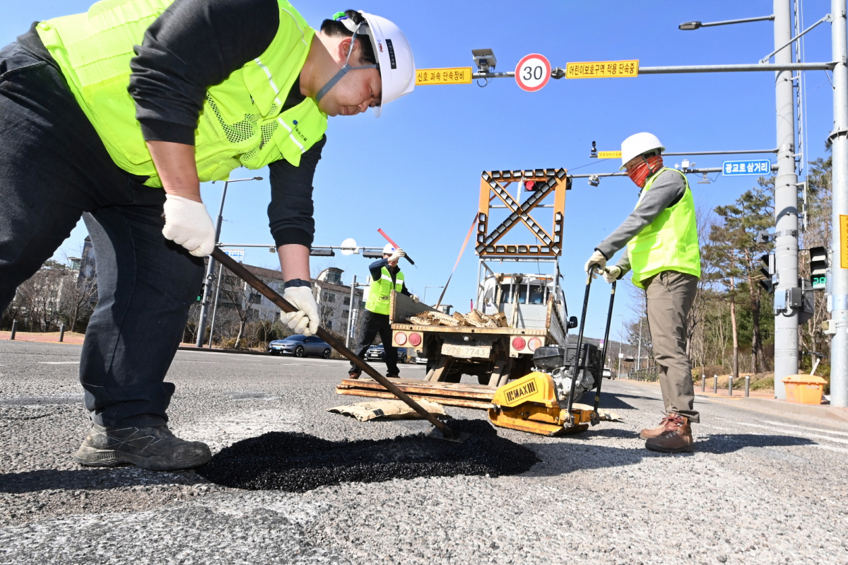 ▲수원시 포트홀 25시 기동대응반 작업자들이 포트홀을 정비하는 작업을 하고 있다. (수원특례시)