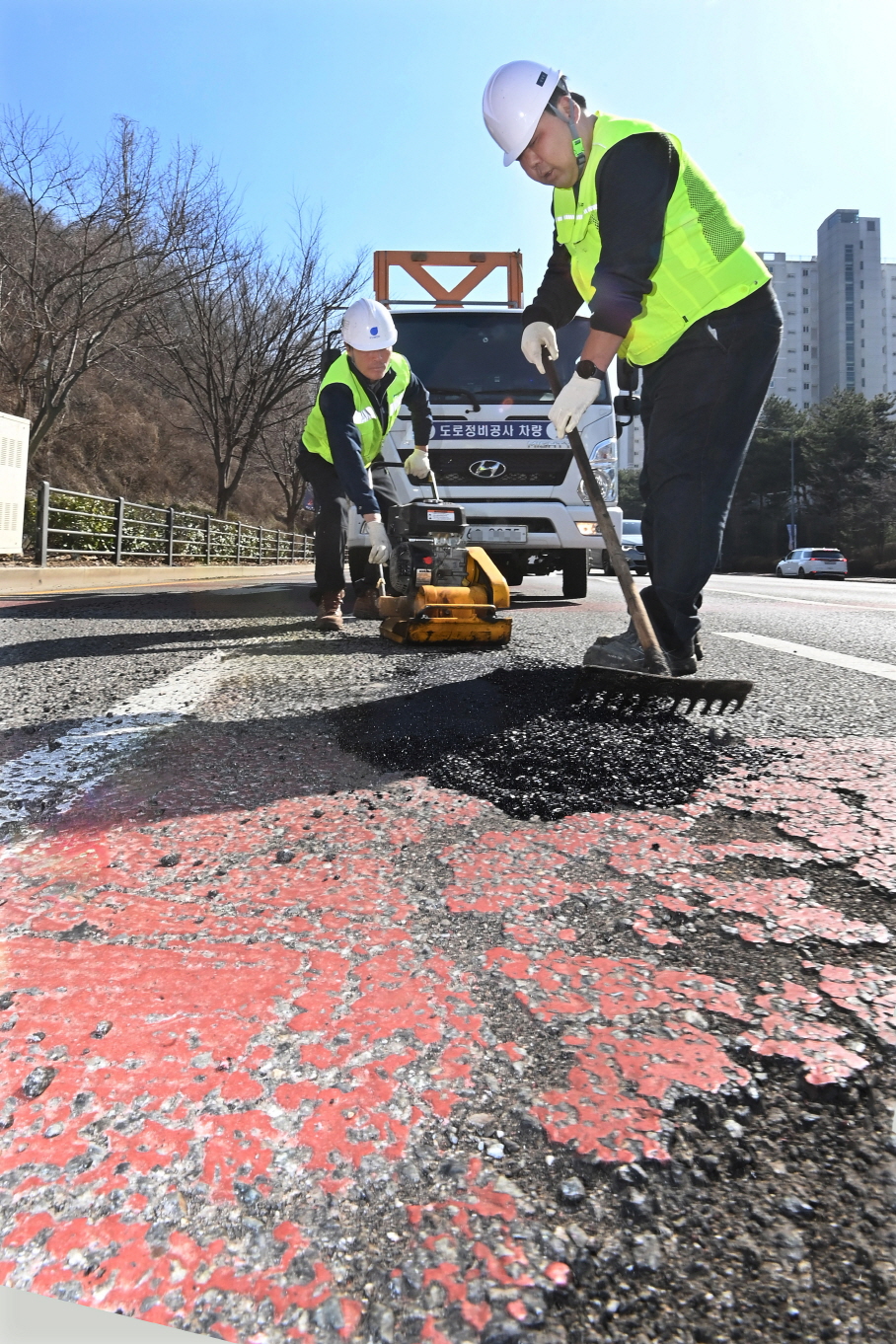 ▲수원시 포트홀 25시 기동대응반 작업자들이 포트홀을 정비하는 작업을 하고 있다. (수원특례시)