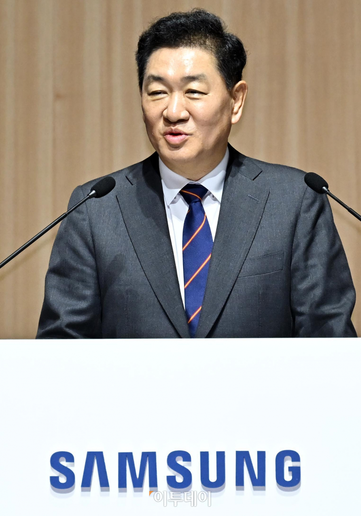 ▲한종희 삼성전자 부회장이 20일 경기 수원시 영통구 수원컨벤션센터에서 열린 제55기 삼성전자 정기주주총회에서 인사말을 하고 있다. 조현호 기자 hyunho@