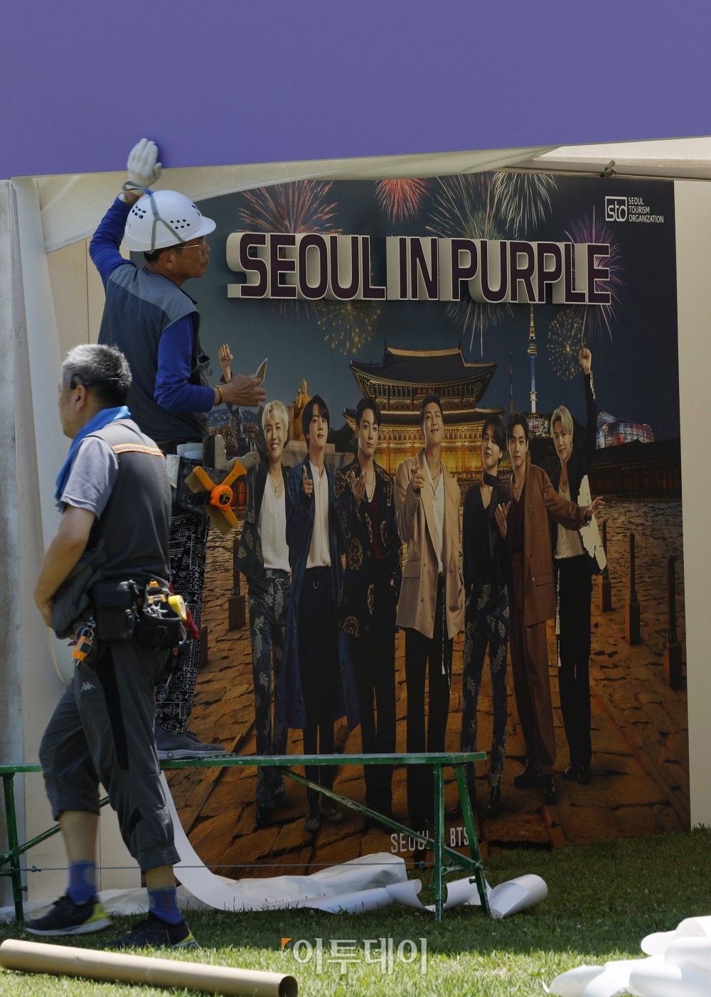 ▲지난해 방탄소년단(BTS) 10주년 페스타(FESTA)를 하루 앞둔 6월 16일 오후 서울 영등포구 여의도한강공원에서 관계자들이 행사 준비를 하고 있다. 조현호 기자 hyunho@ (이투데이DB)