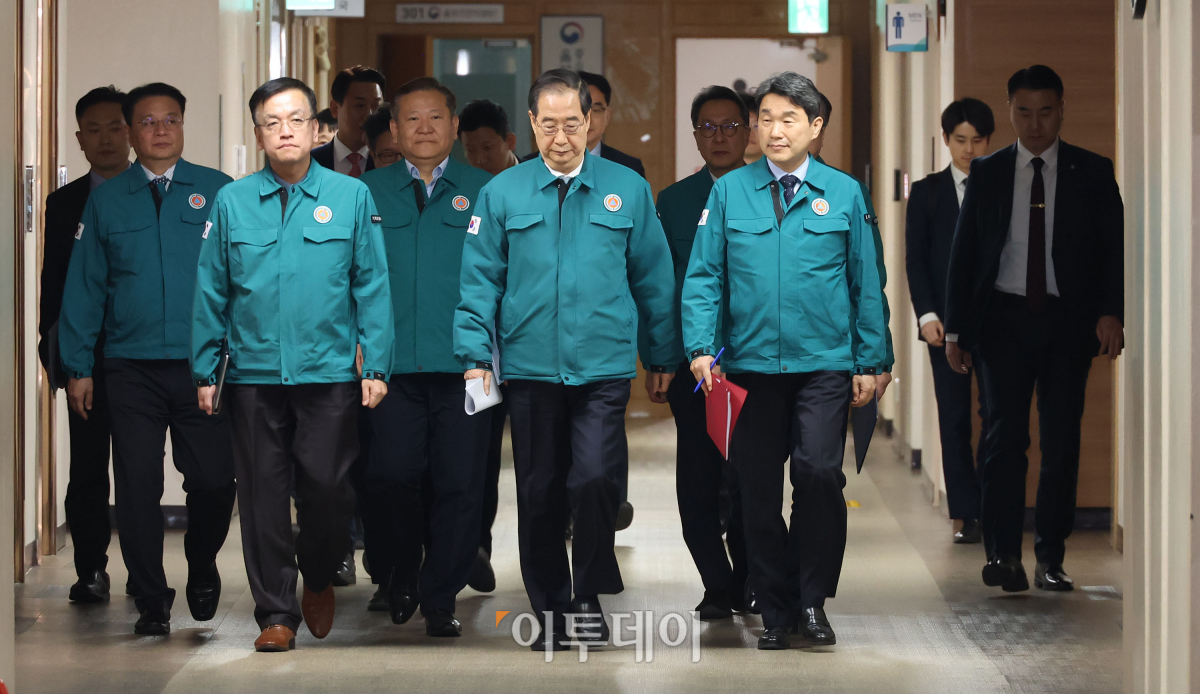 ▲한덕수 국무총리와 이주호 사회부총리 겸 교육부 장관 등 국무위원들이 20일 서울 종로구 정부서울청사에서 의료개혁 관련 대국민 담화 발표 및 의대정원 증원 기자회견을 위해 브리핑실에 들어서고 있다. 조현호 기자 hyunho@